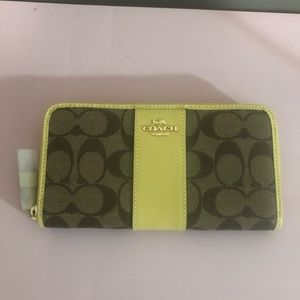 Coach Zip Wallet in Signature Canvas